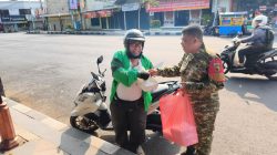 Jumat Berkah Kodim 0810/Nganjuk, Prajurit Turun ke Jalan Bagikan Nasi Kotak untuk Warga