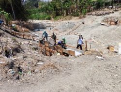 Pembangunan Jembatan Perintis Garuda di Desa Ngepung Terus Dikebut, TNI dan Warga Bergotong Royong