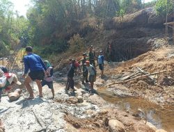 TNI dan Masyarakat Gotong Royong Laksanakan Pengecoran Jembatan Perintis Garuda di Desa Sumberwindu
