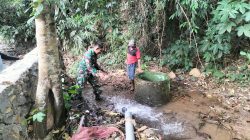 Pastikan Air Bersih Mengalir Lancar, Babinsa Suru Cek Jaringan Pipa Pamsimas