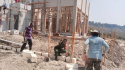 Babinsa Gampeng Turun Tangan, Bantu Warga Bangun Masjid di Desa Gampeng