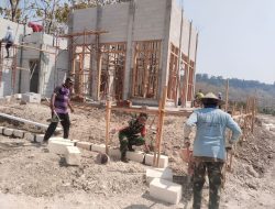 Babinsa Gampeng Turun Tangan, Bantu Warga Bangun Masjid di Desa Gampeng