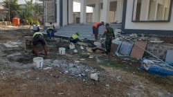TNI HADIR DI TENGAH UMAT, BABINSA NGETOS TURUN TANGAN BANTU PEMBANGUNAN MASJID DI WILAYAH BINAAN