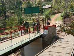 MENJEMPUT HARAPAN DI UJUNG AKSES, KOREM 081/DSJ TINJAU PEMBANGUNAN JEMBATAN PERINTIS GARUDA DI BARENG