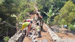 Jembatan Perintis Garuda Terus Dikebut, Babinsa dan Warga Sawahan Bersatu Perkuat Akses Desa