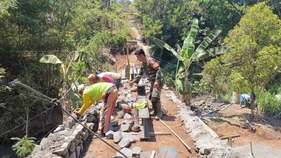 Jembatan Perintis Garuda Terus Dikebut, Babinsa dan Warga Sawahan Bersatu Perkuat Akses Desa