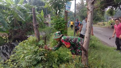 Rumput Liar Disikat, Lingkungan Jadi Bersih! Babinsa Patianrowo dan Warga Kompak Gotong Royong
