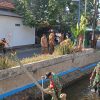 Sambut HUT ke-81 TNI, Prajurit Kodim 0810/Nganjuk Turun ke Sungai, Bersihkan Sampah Demi Lingkungan