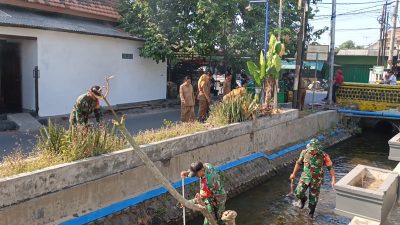 Sambut HUT ke-81 TNI, Prajurit Kodim 0810/Nganjuk Turun ke Sungai, Bersihkan Sampah Demi Lingkungan