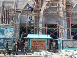 Wujud Kepedulian Terhadap Tempat Ibadah, Anggota Koramil 0810/15 Rejoso Gotong Royong Rehab Masjid Al Mukhlisin Desa Talang