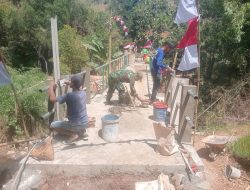 Jembatan Perintis Garuda Hampir Rampung, Babinsa dan Warga Kebonagung Tuntaskan Plester hingga Pengecatan
