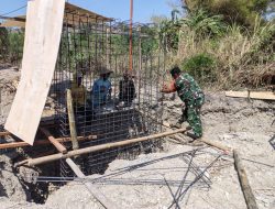 Babinsa dan Warga Gotong Royong Cor Tiang Utama Jembatan Perintis Garuda di Desa Ngepung