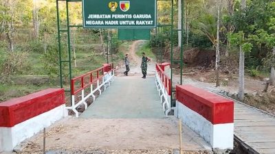 Jaga Akses Vital Warga, Babinsa Sawahan Bersama Linmas Patroli Jembatan Merah Putih Desa Bareng