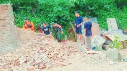 TAK HANYA HADIR DI TENGAH RAKYAT, BABINSA TURUN TANGAN BONGKAR RUMAH WARGA, WUJUD NYATA KEMANUNGGALAN TNI