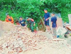 TAK HANYA HADIR DI TENGAH RAKYAT, BABINSA TURUN TANGAN BONGKAR RUMAH WARGA, WUJUD NYATA KEMANUNGGALAN TNI