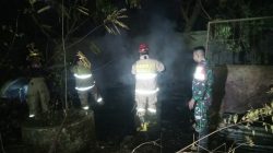 Babinsa Koramil 0810/15 Rejoso Sigap Bantu Damkar Padamkan Kebakaran Tumpukan Kayu Milik Warga Binaan