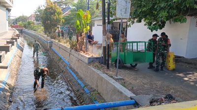 Tak Gentar Kotor! Prajurit TNI Turun Langsung ke Sungai, Bersihkan Sampah Sambut HUT ke-81