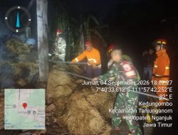 API MELALAP KANDANG JERAMI DI TANJUNGANOM, BABINSA DAN WARGA BAHU-MEMBAHU BERSAMA DAMKAR PADAMKAN KEBAKARAN