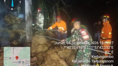 API MELALAP KANDANG JERAMI DI TANJUNGANOM, BABINSA DAN WARGA BAHU-MEMBAHU BERSAMA DAMKAR PADAMKAN KEBAKARAN