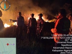 API LAHAN TEBU PERHUTANI MELALAP 6 HEKTARE DI NGADIBOYO, TNI DAN DAMKAR BERGERAK CEPAT CEGAH API MENJALAR KE PERMUKIMAN