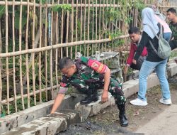 Cegah Banjir Sejak Dini, Babinsa dan Warga Cangkringan Bersihkan Saluran Got