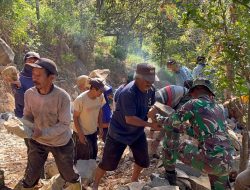 KARYA BAKTI PENATAAN JALAN, WUJUD SINERGI TNI DAN MASYARAKAT DI DUSUN BARENG KECAMATAN SAWAHAN.