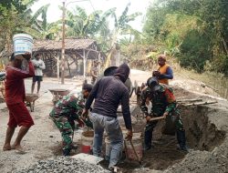 Perkuat Kemanunggalan TNI dan Rakyat, Anggota Koramil 0810/15 Rejoso Bersama Warga Gotong Royong Pengecoran Abutmen Jembatan Garuda di Desa Klagen