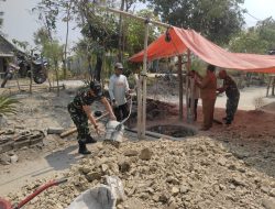 Atasi Kesulitan Air Bersih, Babinsa Ngluyu dan Warga Gotong Royong Gali Sumur untuk Kebutuhan Masyarakat