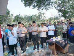 KAPOLRI BERSAMA GUBERNUR JAWA TIMUR ZIARAH KE MAKAM MARSINAH, PAHLAWAN BURUH DI KABUPATEN NGANJUK