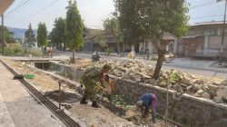 Perkuat Kemanunggalan TNI dengan Rakyat, Babinsa Gampeng Bersama Warga Gotong Royong Bangun Drainase