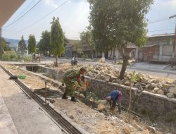 Perkuat Kemanunggalan TNI dengan Rakyat, Babinsa Gampeng Bersama Warga Gotong Royong Bangun Drainase