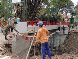 Wujud Kepedulian terhadap Pembangunan Infrastruktur, Babinsa Koramil 0810/15 Rejoso Bersama Masyarakat Laksanakan Pengecatan Jembatan Garuda di Desa Klagen