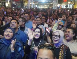 PESTA RAKYAT HUT KE-81 TNI DI ALUN-ALUN NGANJUK DITUTUP MERIAH, CHARLIE VAN HOUTEN HIBUR RIBUAN WARGA