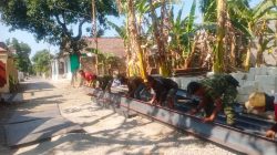Pererat Kemanunggalan TNI dengan Rakyat, Anggota Koramil 0810/15 Rejoso Bersama Warga Kerja Bakti Pemasangan Besi WF Jembatan Garuda di Desa Klagen