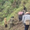 Perkuat Sinergitas TNI dan Masyarakat, Babinsa Sawahan Gotong Royong Bersihkan Lereng Pegunungan