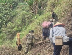 Perkuat Sinergitas TNI dan Masyarakat, Babinsa Sawahan Gotong Royong Bersihkan Lereng Pegunungan