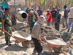 Di Bawah Terik Matahari, Babinsa dan Warga Kompak Cor Pondasi Jembatan Garuda Desa Klagen