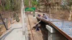 Babinsa Koramil 0810/15 Rejoso Bersama Warga Gotong Royong Pasang Begesting Jembatan Garuda di Desa Talun