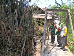 Bambu Dibabat, Akses Disiapkan! Babinsa dan Warga Talun Gotong Royong Dukung Pembangunan Jembatan Garuda