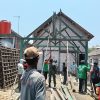 Babinsa Gotong Royong Bangun Rumah Warga, Perkuat Kemanunggalan TNI dengan Rakyat