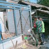 Ringankan Beban Warga, Babinsa Blitaran Sertu Sunyoto Turun Langsung Bantu Rehabilitasi Rumah