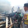 Babinsa Koramil 0810/15 Rejoso Bantu Petugas Damkar Padamkan Api yang Membakar Bekas Kandang Sapi di Wilayah Binaan