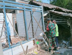 Ringankan Beban Warga, Babinsa Blitaran Turun Tangan Bantu Rehabilitasi Rumah