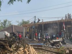 Jaga Semangat Kebersamaan, Babinsa Ngluyu Kawal Pembangunan Masjid Al Huda di Desa Gampeng