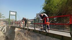 PEMBANGUNAN JEMBATAN PERINTIS GARUDA DI GONDANGKULON CAPAI 90 PERSEN, KODIM 0810/NGANJUK TERUS DORONG AKSES MASYARAKAT