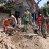 erik Matahari Tak Surutkan Semangat Babinsa dan Warga Cor Pondasi Jembatan Garuda Klagen