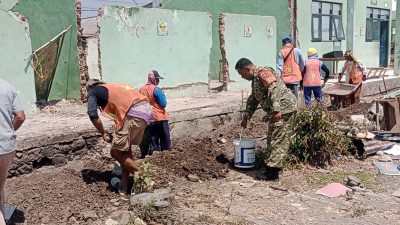 Peduli Pendidikan Anak Bangsa, Babinsa Bagor Bersama Warga Gotong Royong Renovasi SDN 1 Kutorejo