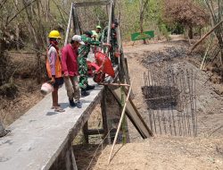 Anggota Koramil 0810/15 Rejoso Bersama Warga Desa Talun Gotong Royong Pengecoran Pondasi Jembatan Garuda