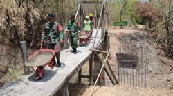 Gotong Royong TNI dan Warga Tak Kenal Lelah, Pengecoran Pondasi Jembatan Garuda di Desa Talun Terus Dikebut