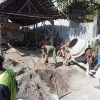 Wujud Kepedulian terhadap Tempat Ibadah, Babinsa Koramil 0810/15 Rejoso Bersama Warga Gotong Royong Pengecoran Pondasi Mushola Arrohman di Desa Mlorah